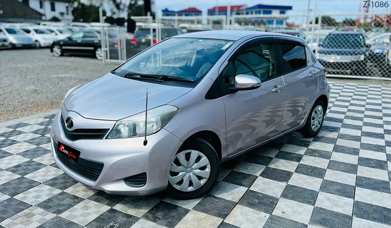 2012 Toyota Vitz image-5