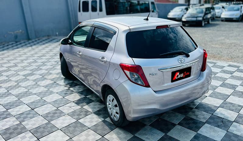 2012 Toyota Vitz image-6
