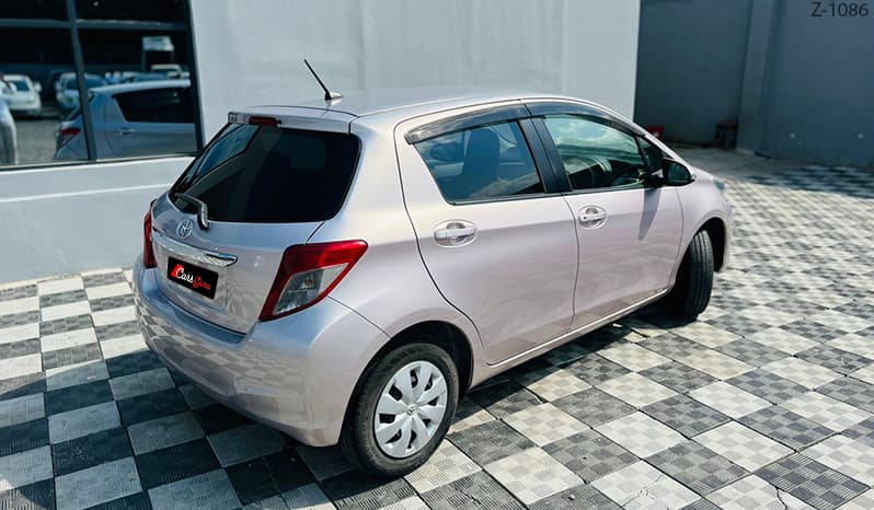 2012 Toyota Vitz image-7