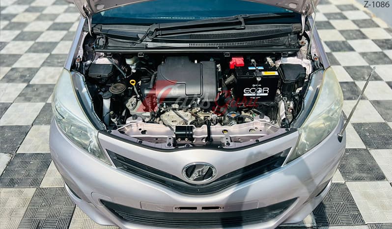 2012 Toyota Vitz image-8