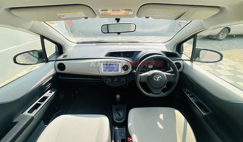 2012 Toyota Vitz image-17