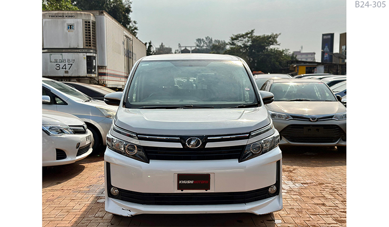 2015 Toyota Voxy image-1