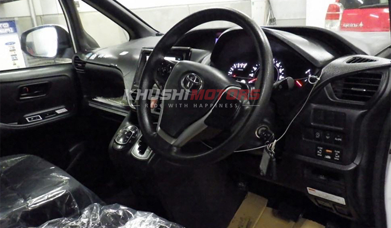 2015 Toyota Voxy image-5