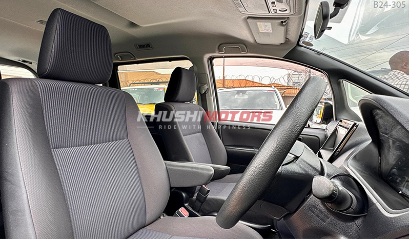 2015 Toyota Voxy image-8