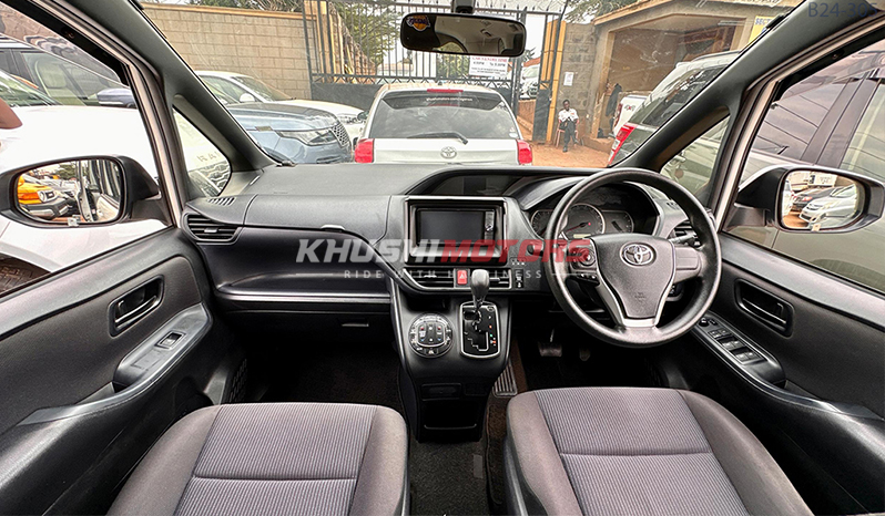 2015 Toyota Voxy image-9