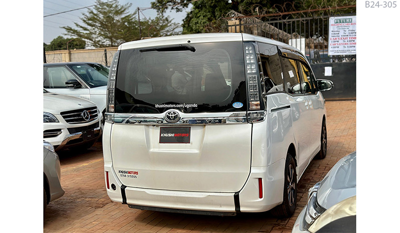 2015 Toyota Voxy image-13