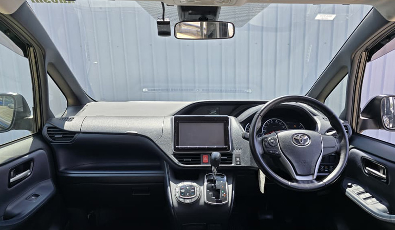 2016 Toyota Voxy image-17