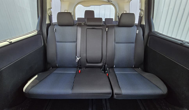 2016 Toyota Voxy image-18