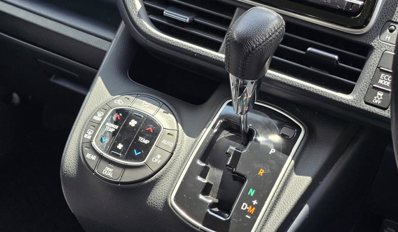 2016 Toyota Voxy image-19