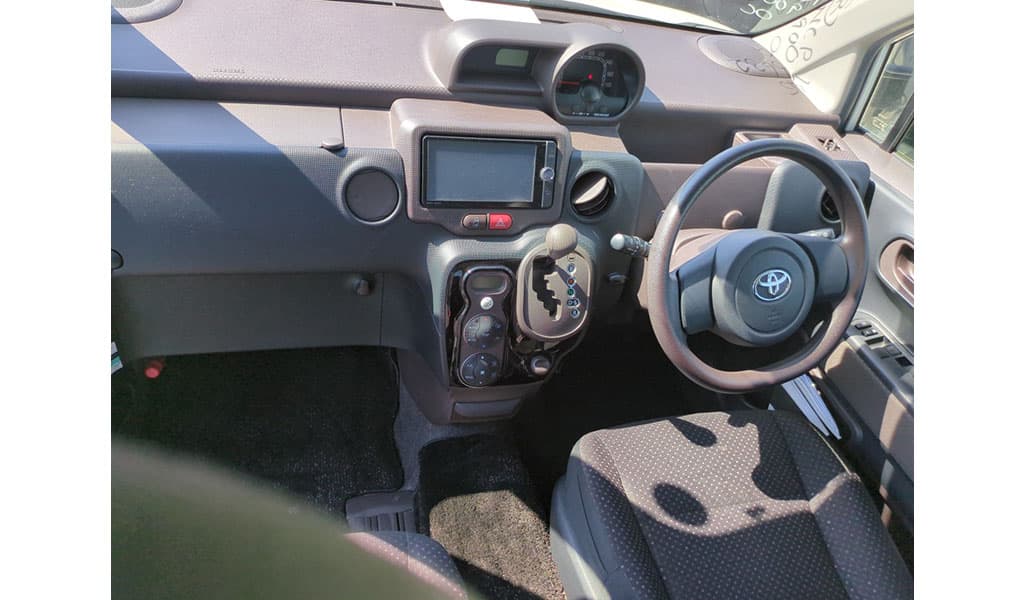 2012 Toyota Spade F image-3