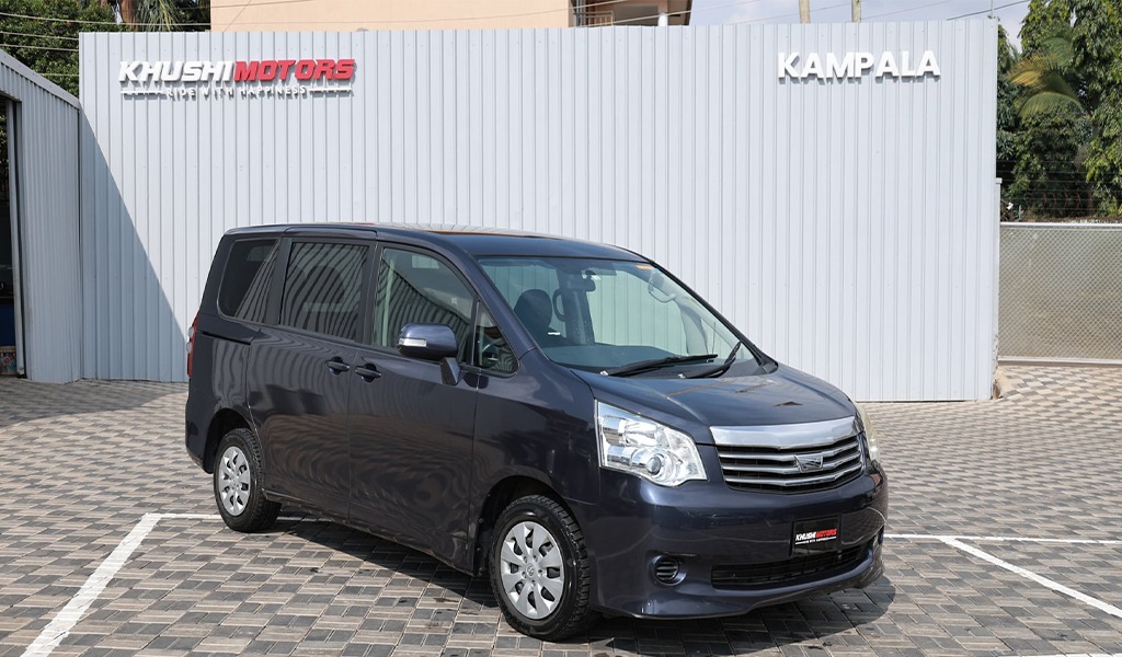 2012 Toyota Noah image-1