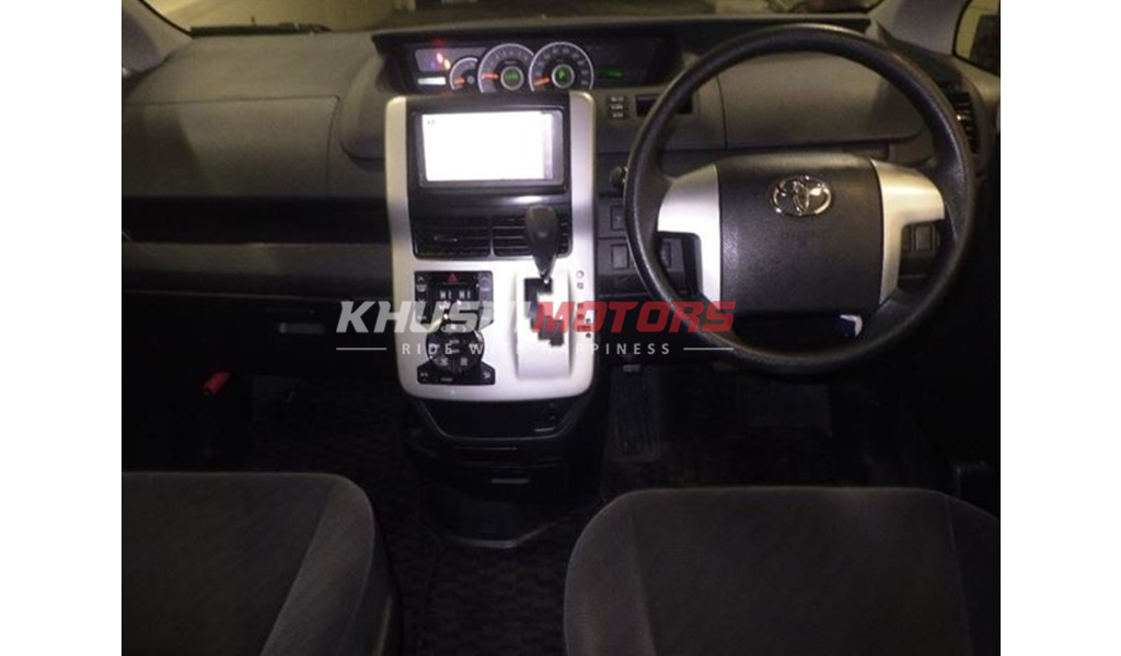 2012 Toyota Noah image-7