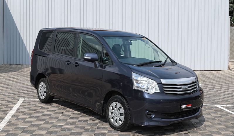 2012 Toyota Noah image-18