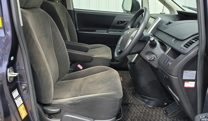 2012 Toyota Noah image-24