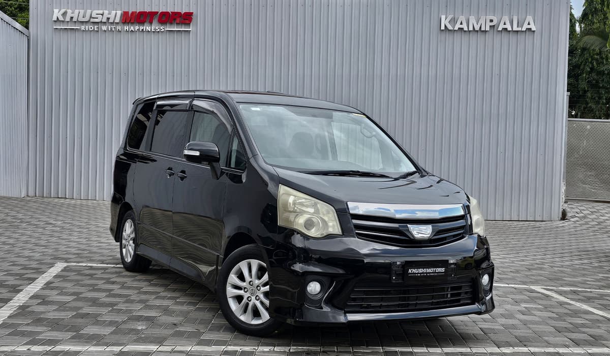 2010 Toyota Noah image-1