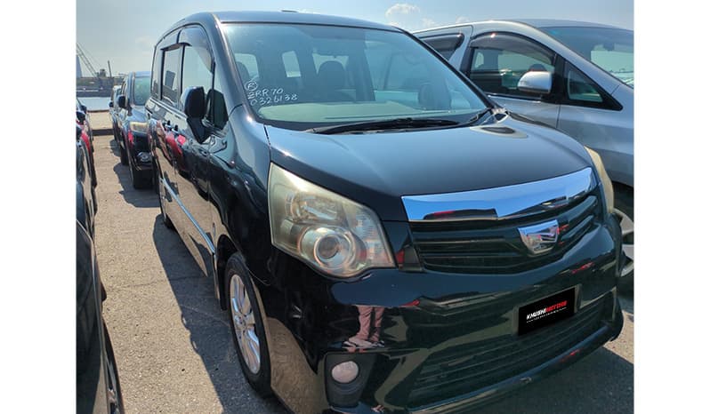 2010 Toyota Noah image-2