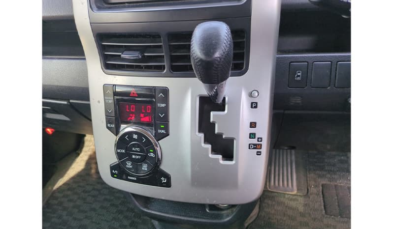 2010 Toyota Noah image-9