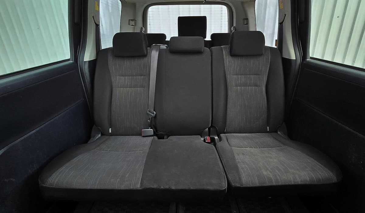 2010 Toyota Noah image-11