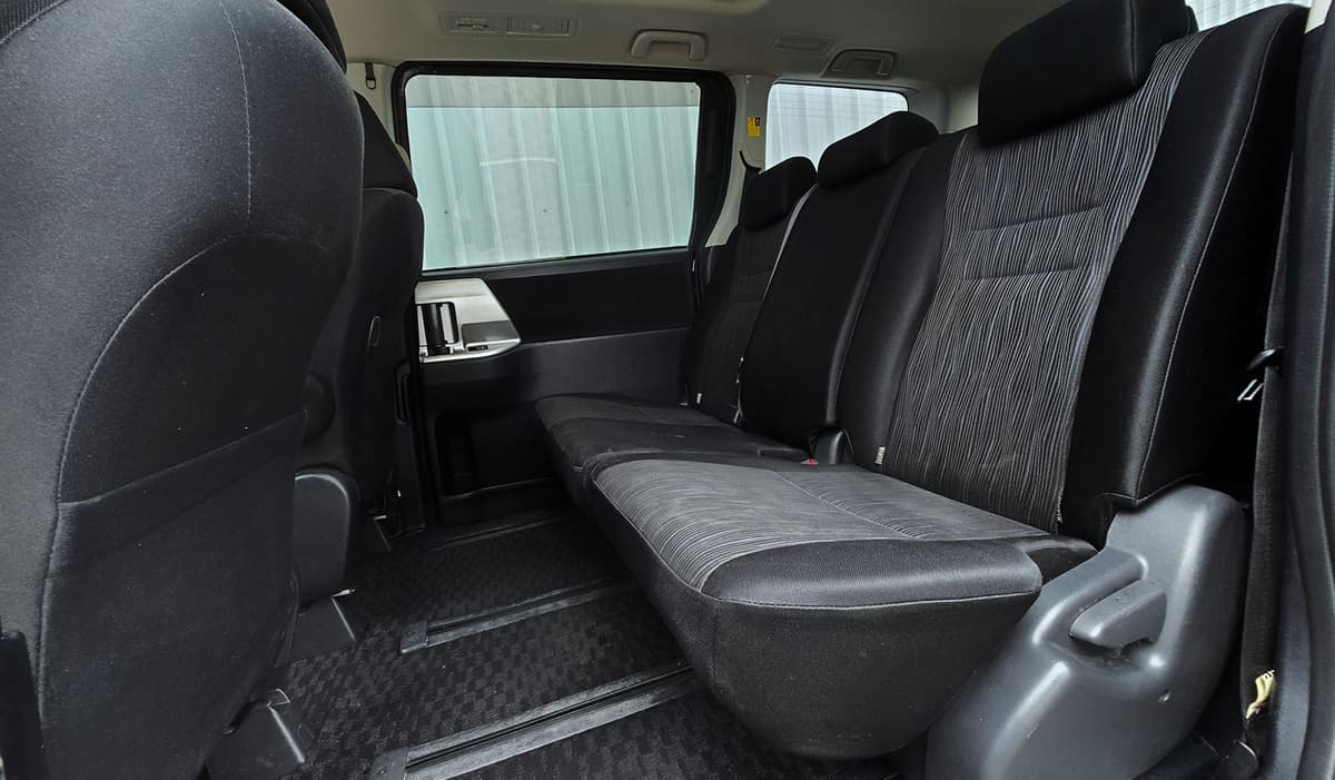 2010 Toyota Noah image-12