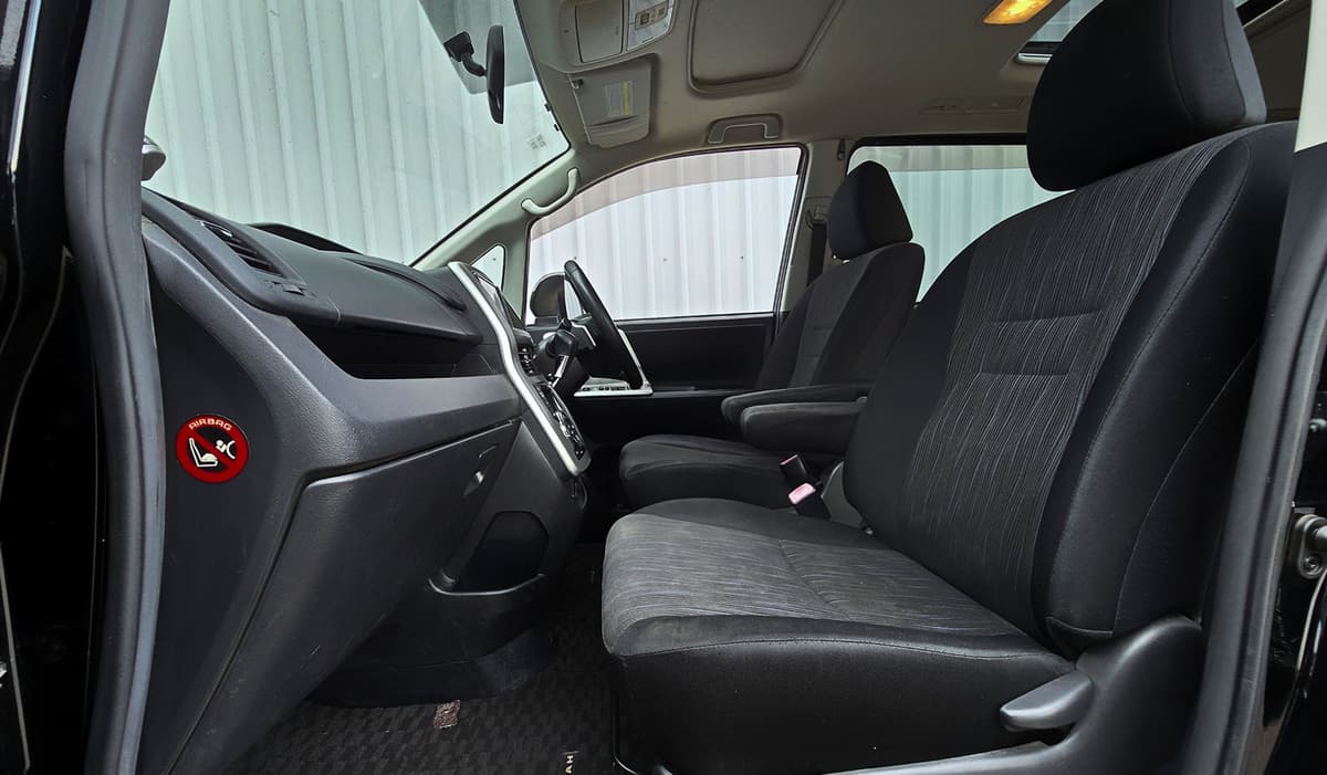 2010 Toyota Noah image-13