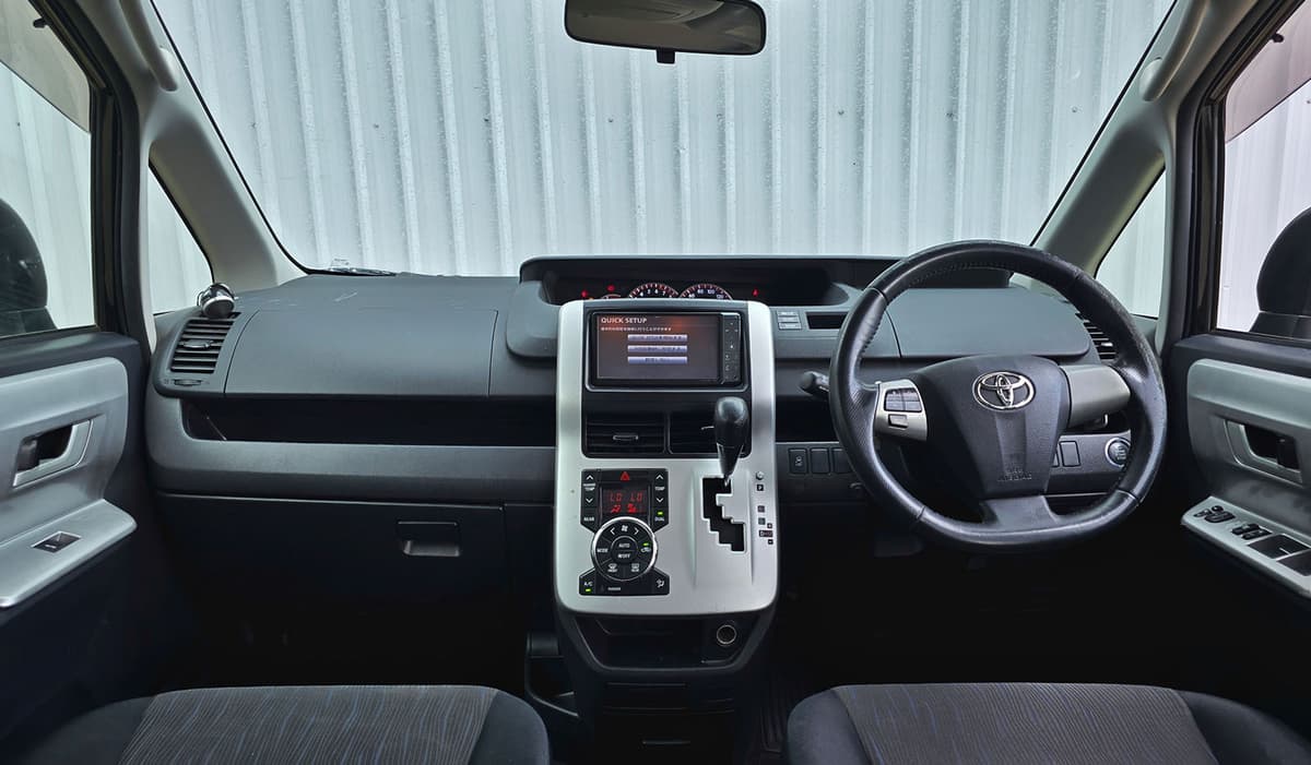 2010 Toyota Noah image-14