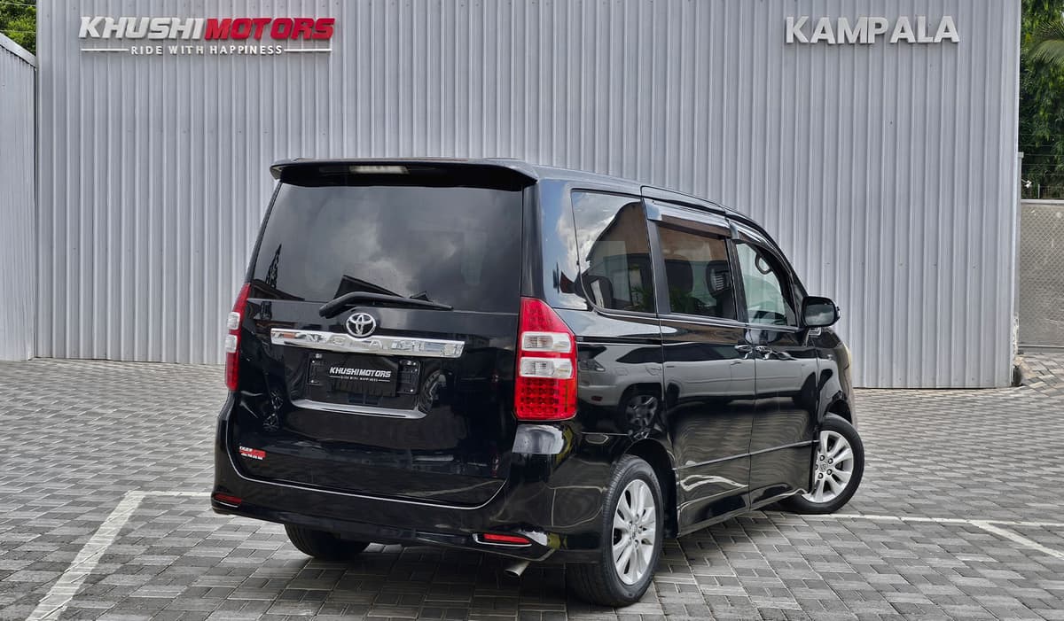 2010 Toyota Noah image-15