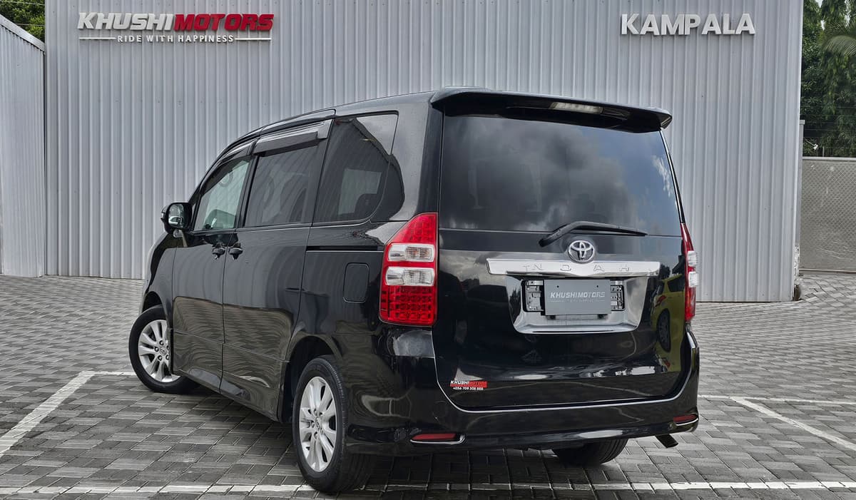 2010 Toyota Noah image-17