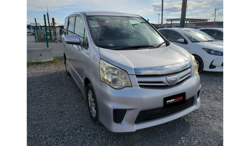 2010 Toyota Noah image-1