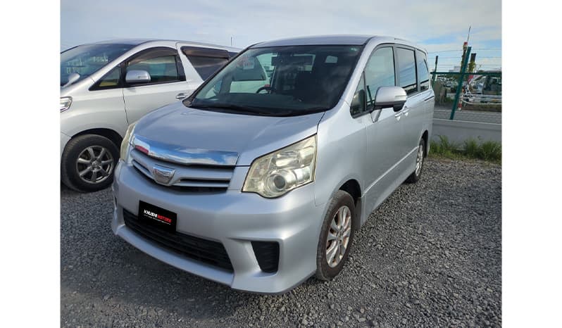 2010 Toyota Noah image-2