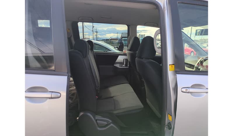2010 Toyota Noah image-9