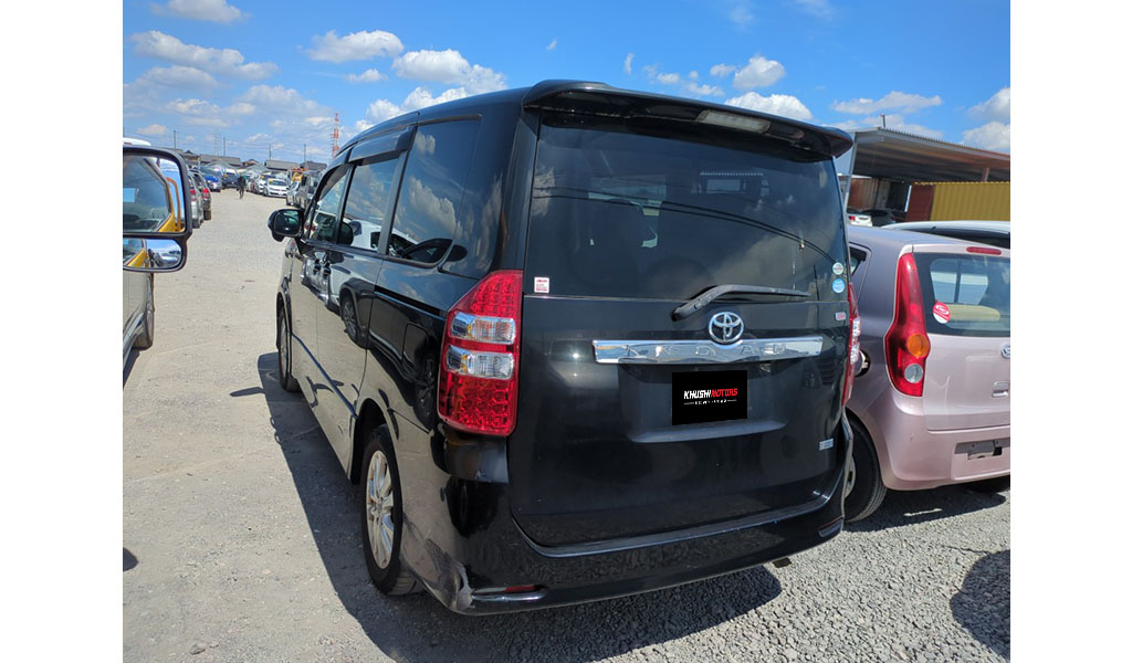 2010 Toyota Noah image-3