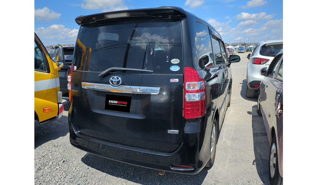2010 Toyota Noah image-4