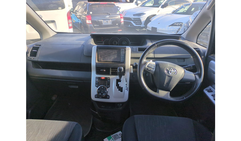 2010 Toyota Noah image-5