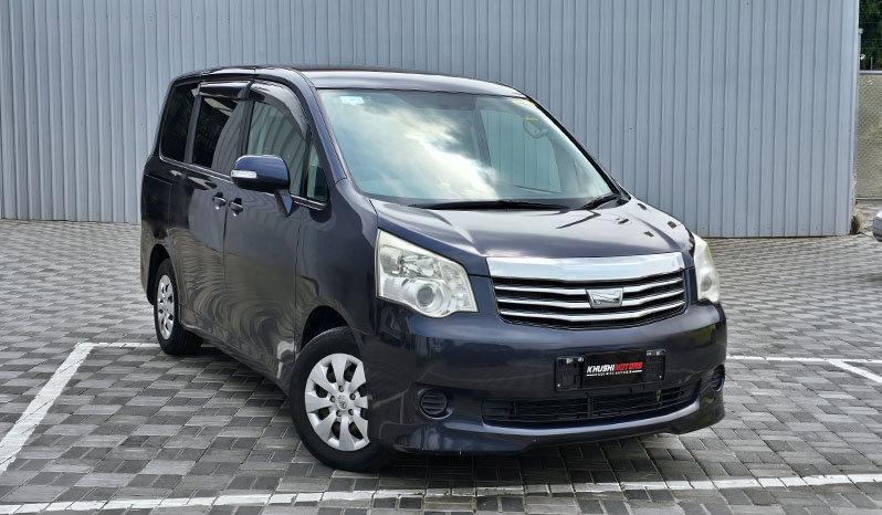 2010 Toyota Noah image-1
