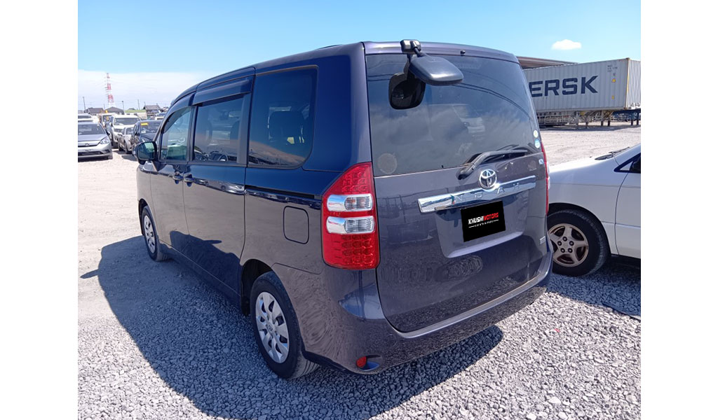 2010 Toyota Noah image-4