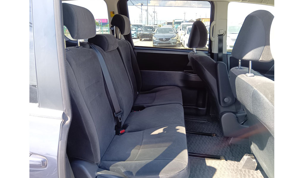 2010 Toyota Noah image-8