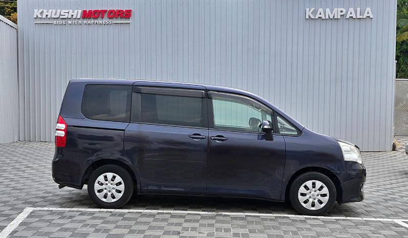 2010 Toyota Noah image-10