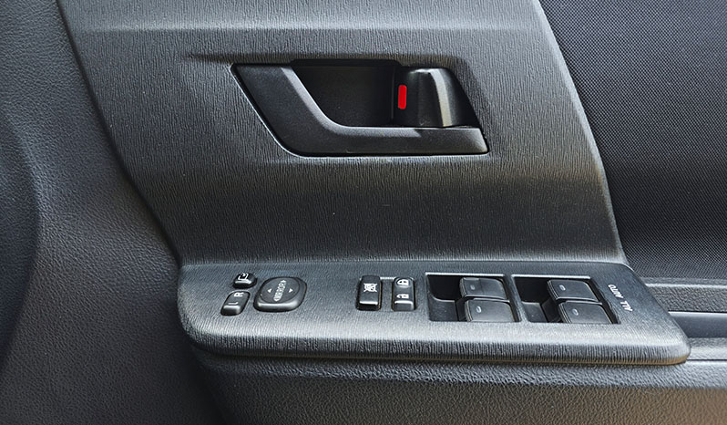 2010 Toyota Noah image-11