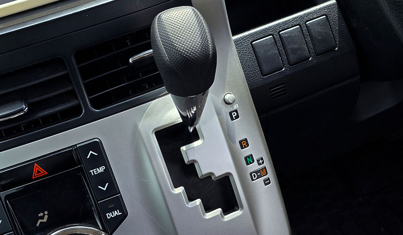 2010 Toyota Noah image-12