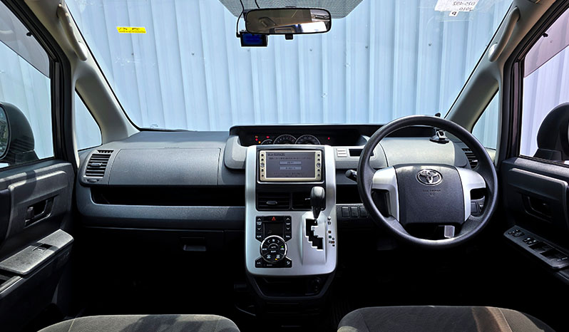 2010 Toyota Noah image-14