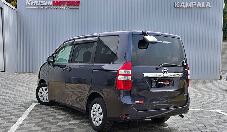 2010 Toyota Noah image-17