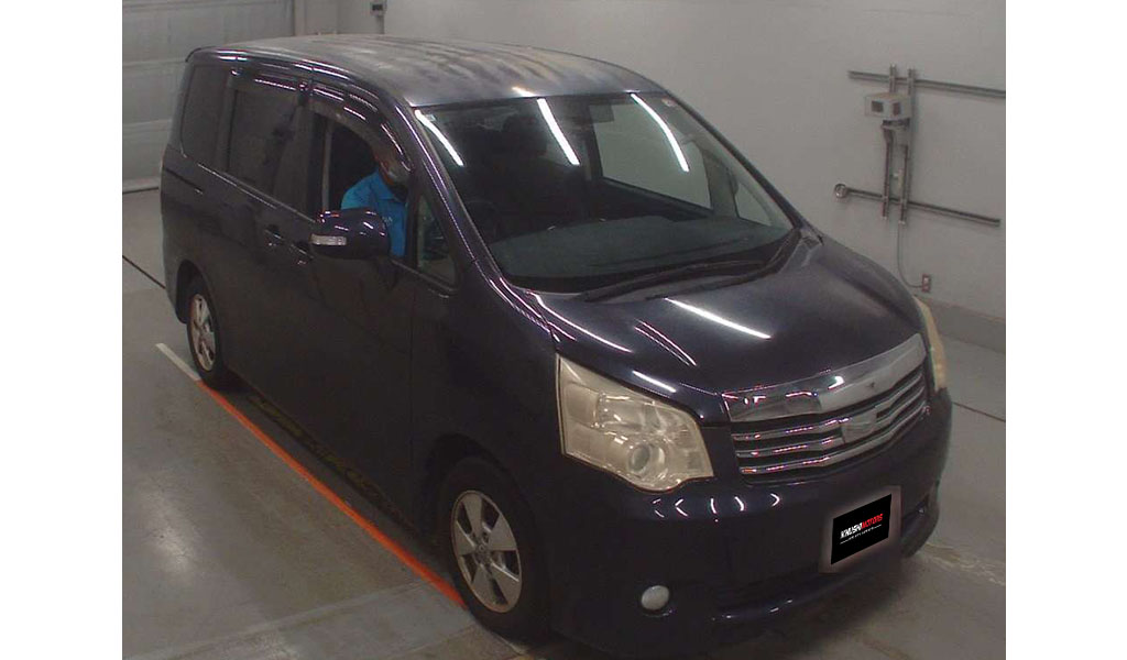 2010 Toyota Noah image-1