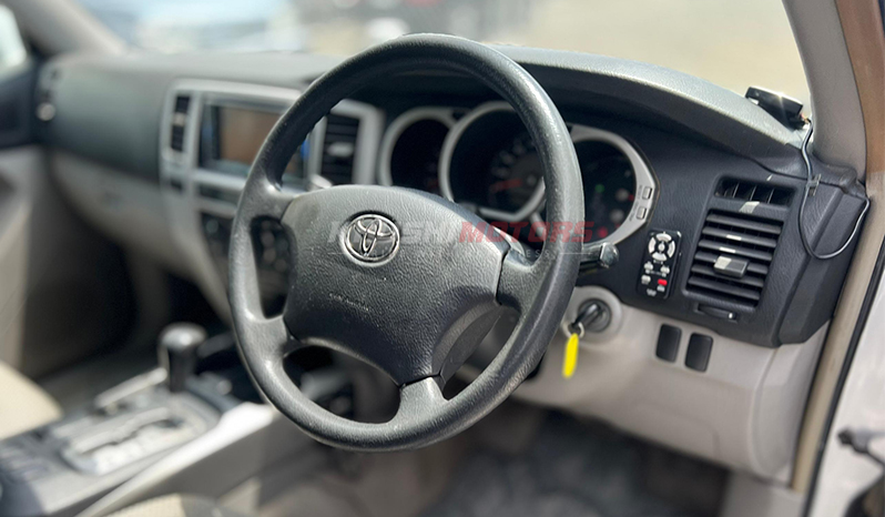 2004 Toyota Hilux Surf image-8