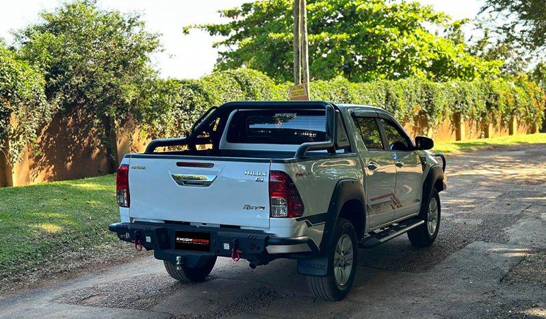 2017 Toyota Hilux image-12