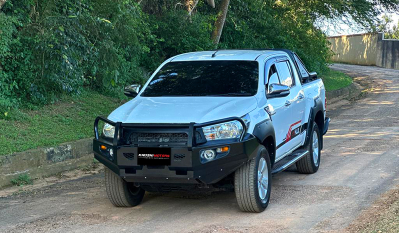 2017 Toyota Hilux image-13