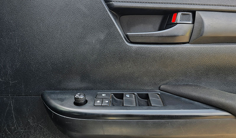 2017 Toyota Hilux X image-6