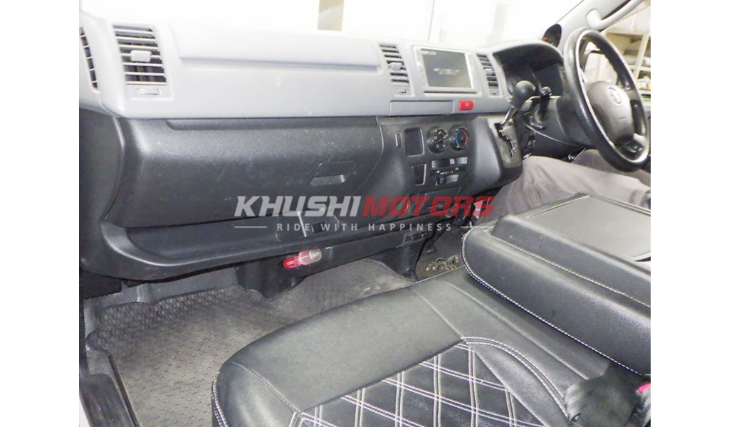 2012 Toyota Hiace image-6