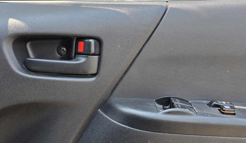 2012 Toyota Hiace image-13