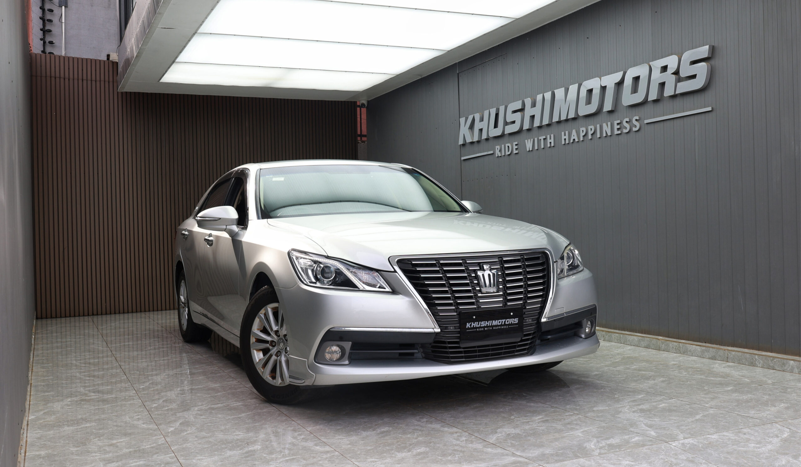 2013 Toyota Crown Royal Salon image-1