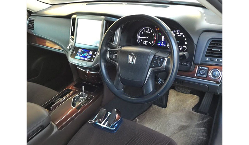 2013 Toyota Crown Royal Salon image-3